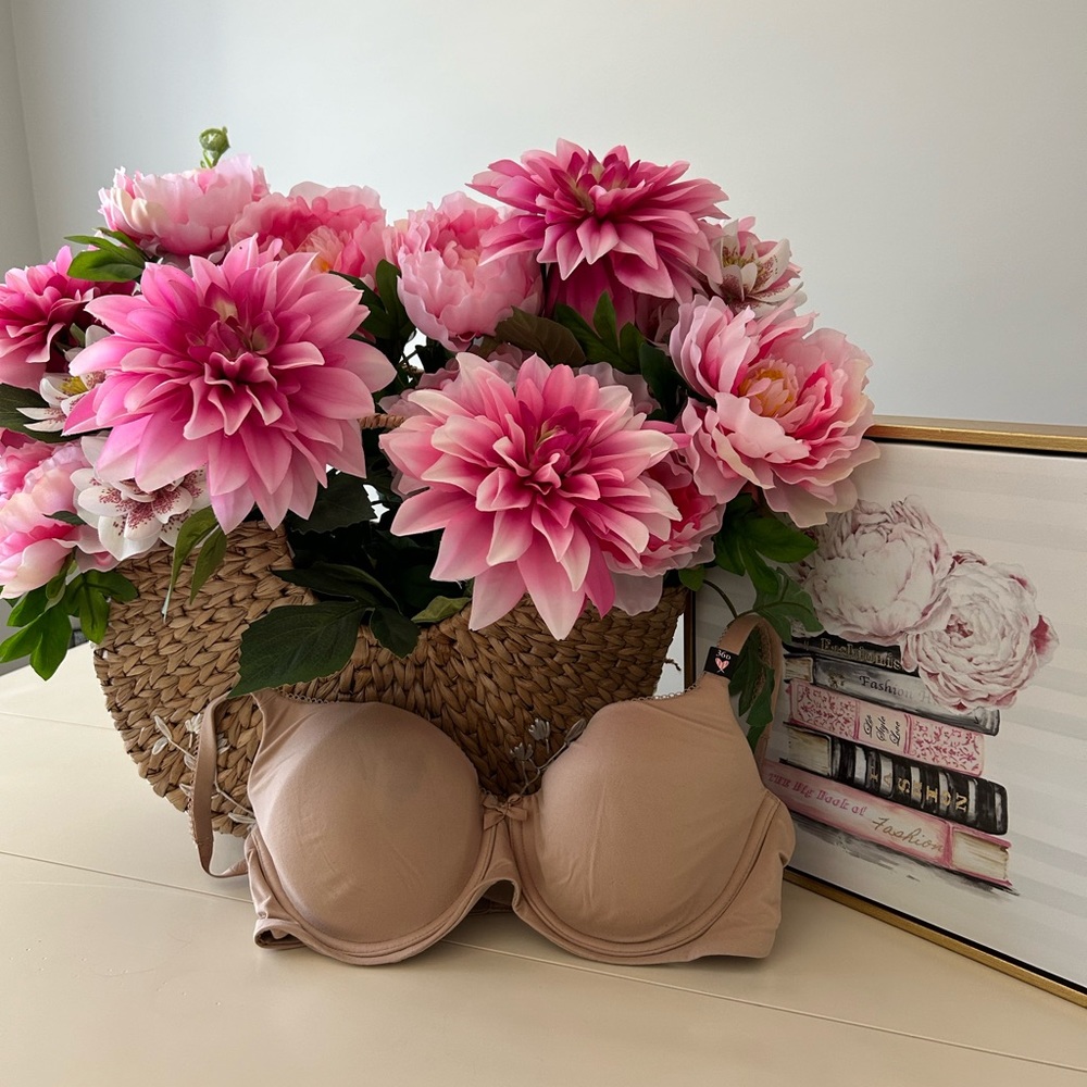 Brand New Victoria’s Secret Body Lined Demi Bra 36D